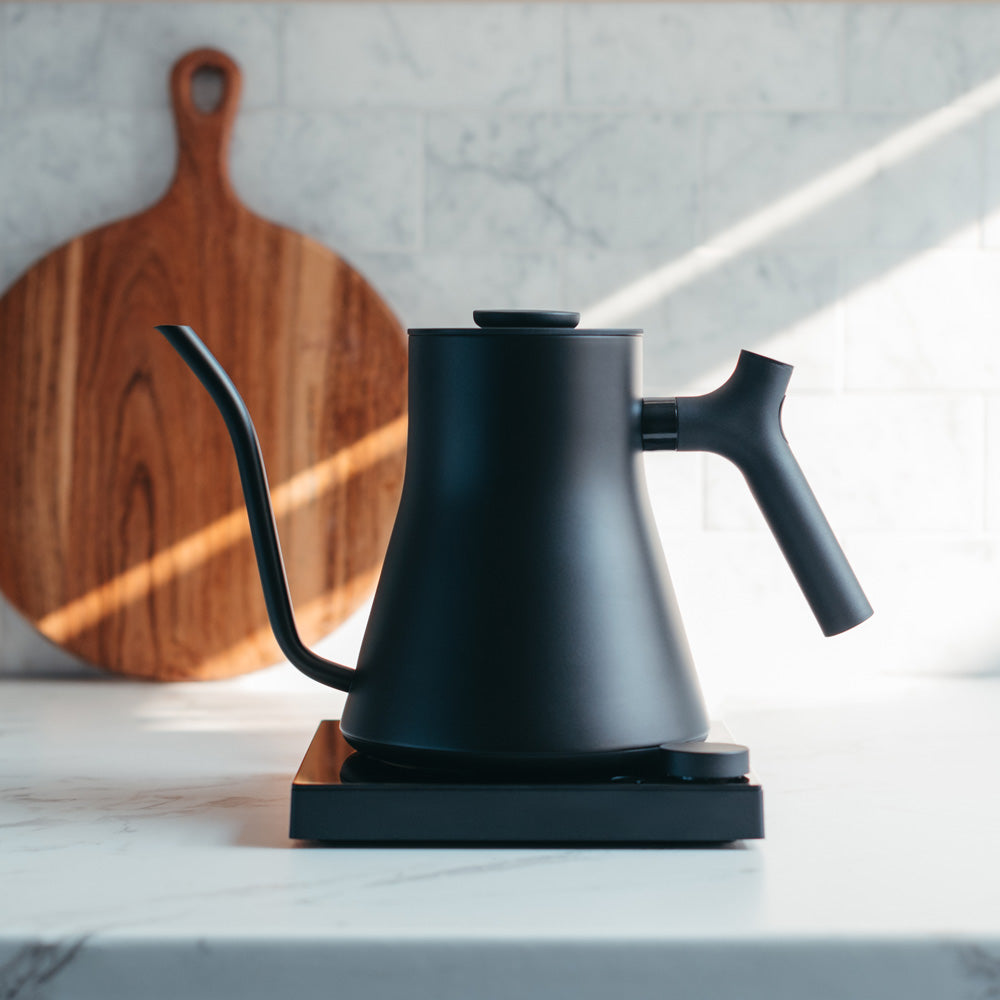Kettle lifestyle photo in kitchen setting.