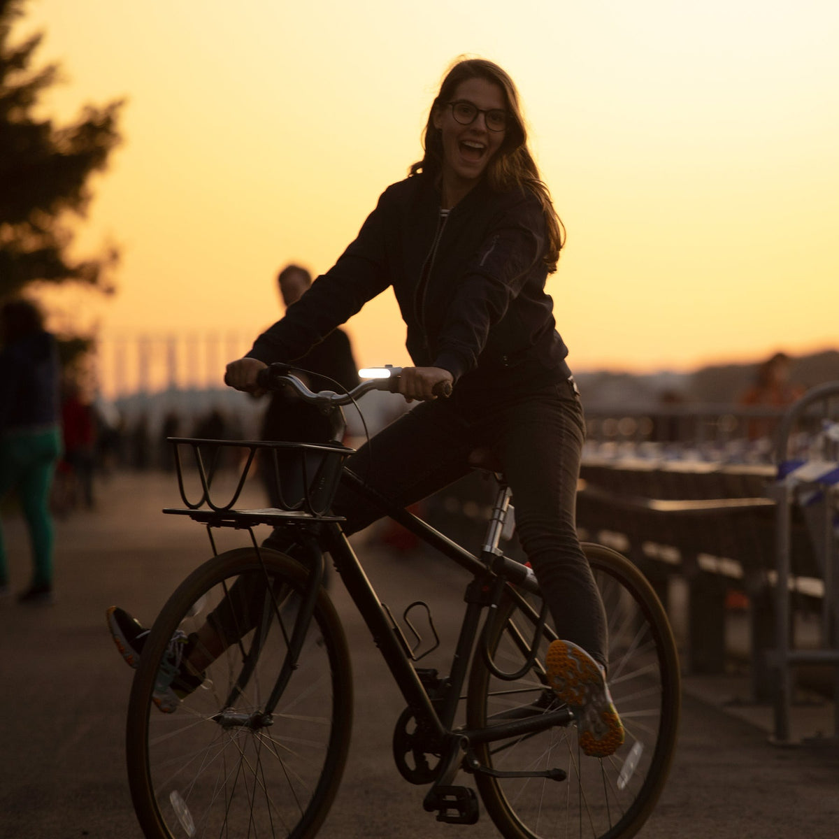 Luci Solar Bike Light Set lifestyle shot 2