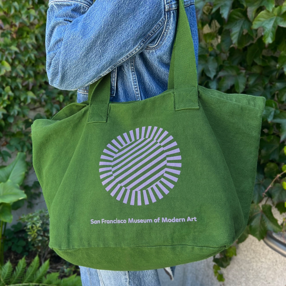 Front view tote with turret graphic.