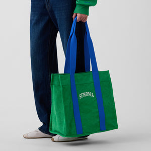 files/Gap-Ellsworth-Kelly-SFMOMA-Logo-Tote-Lifestyle_2048x_ec63a222-cfb0-45be-8759-a095aaaee10b.jpg