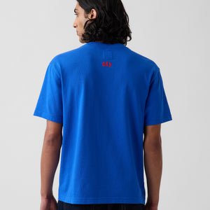 files/Gap-x-SFMOMALogo-T-Shirt-Lifestyle-Blue5_2048x_6e4e4dba-09b5-401e-b1e0-22f006e07aa3.jpg