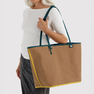 files/Large-Nylon-Reversible-Tote-Deep-Sea-Mix-lifestyle2_1200x_1497e4b7-022b-46d6-a572-96a383e4920c.jpg