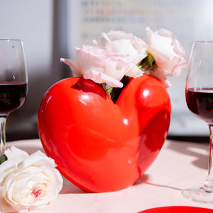 files/Love-vase-lifestyle1_2048x_eec984bc-583a-48db-b945-5eaf1e2cd298.jpg