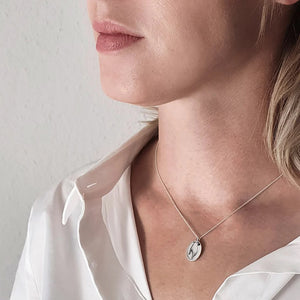 files/The-Oval-Basic-Pendant-Necklace-Victorian-Hand2_1000x_0bc2f8fa-20a5-4c74-99b4-8d18aae9850a.jpg