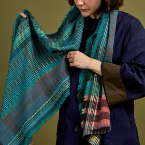 files/Vera-Wool-Wrap-Gooseberry-lifestyle2_1400x_0283f316-1797-423b-b316-346cc262f6fa.jpg
