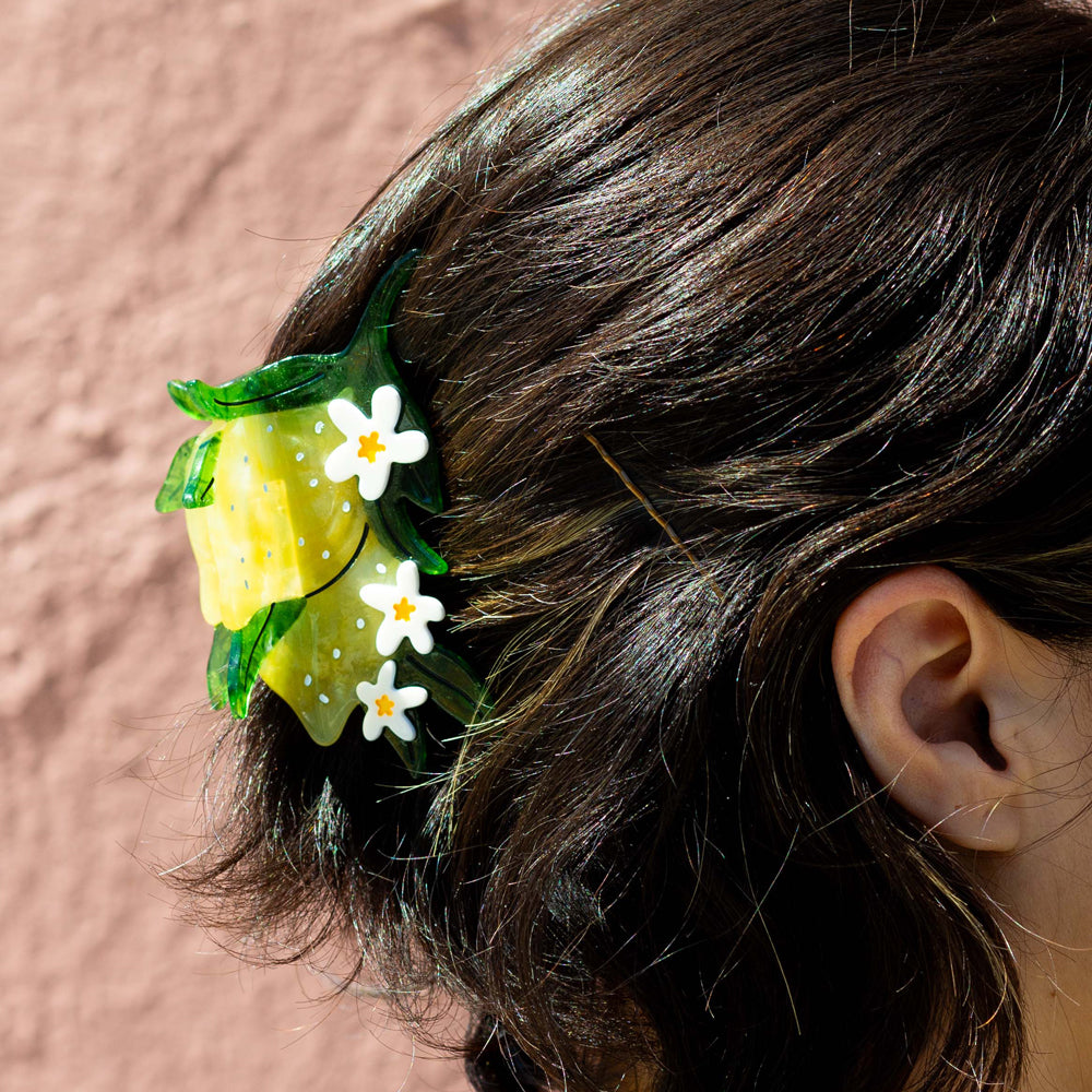 Model wearing hair claw.