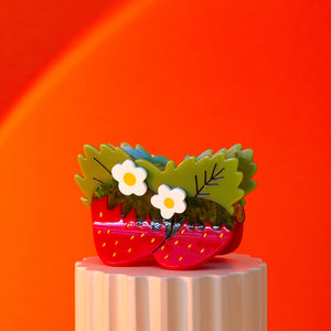 files/strawberries-flowers-hair-claw5_1000x_15f3a7dd-4869-4f9a-bf80-6687ce9d2697.jpg