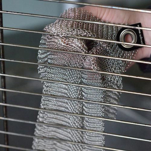 Close up of a Mono Softmesh wiping a grill.